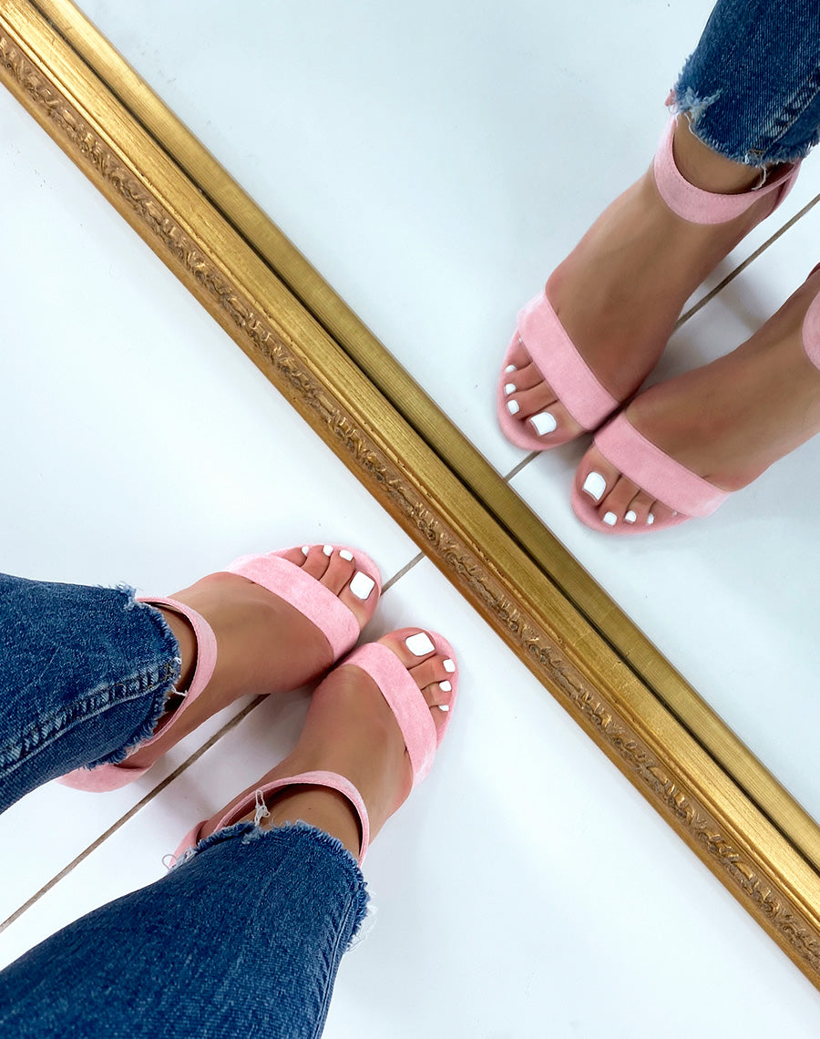 Sandales à talon rose pastel à boucle carré