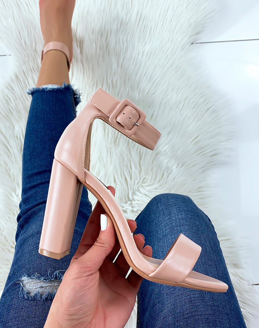 Sandales à talon rose poudré à boucle carrée