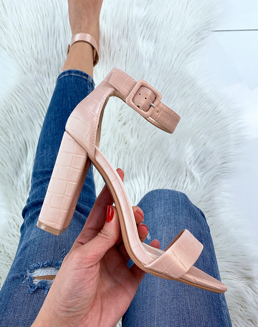 Sandales à talon rose poudré effet croco à boucle carrée