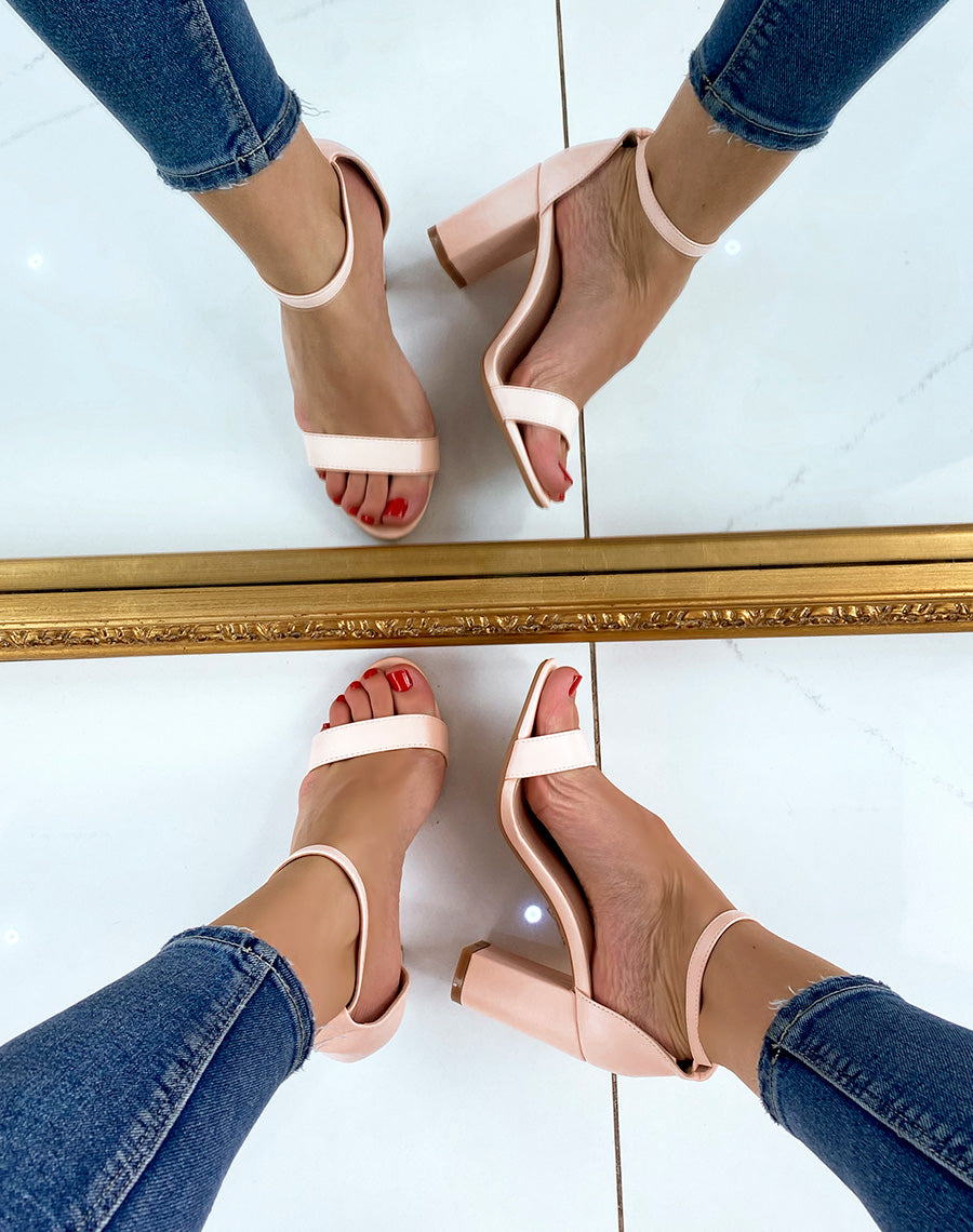 Sandales à talon rose poudré à fines lanières