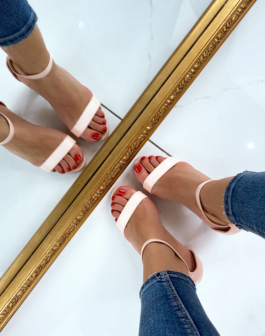 Sandales à talon rose poudré à fines lanières