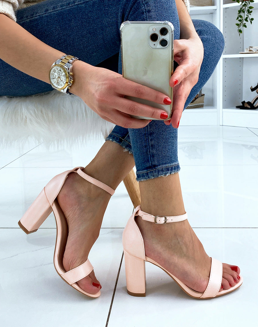 Sandales à talon rose poudré à fines lanières