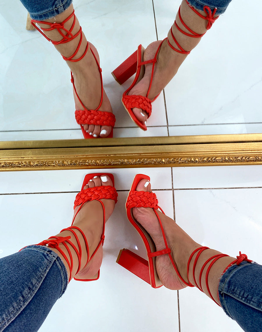 Sandales à talon rouges à bride tressé et longues lanières
