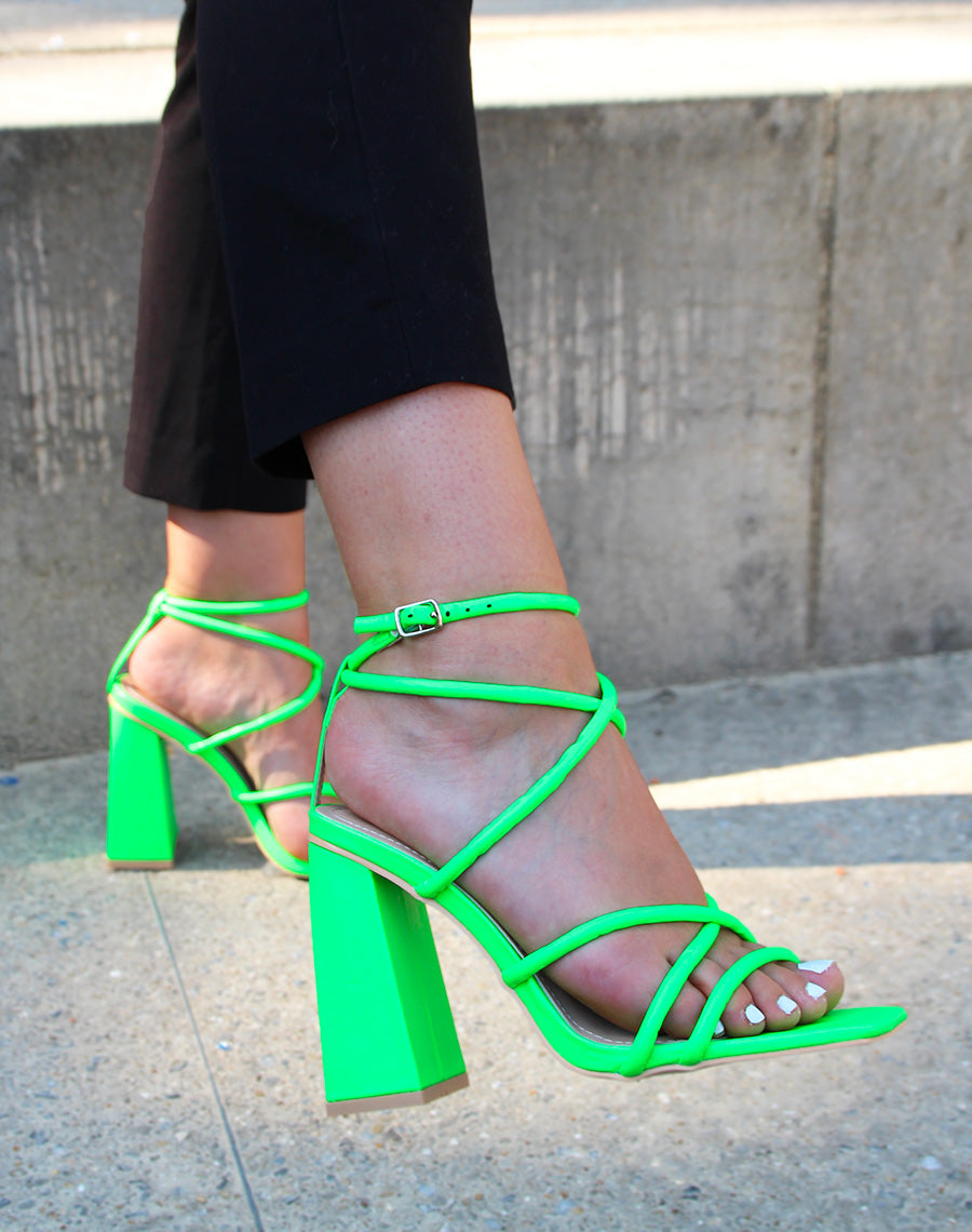Sandales à talon vert fluo à multiples brides