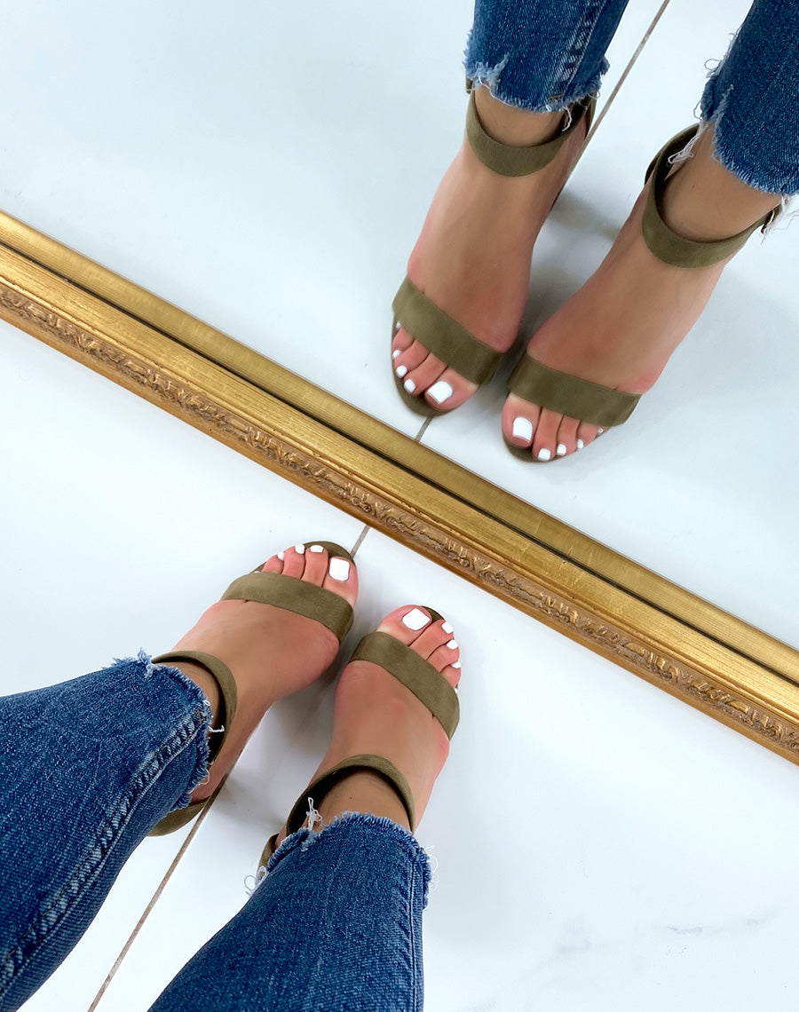 Sandales à talon vert olive à boucle carré