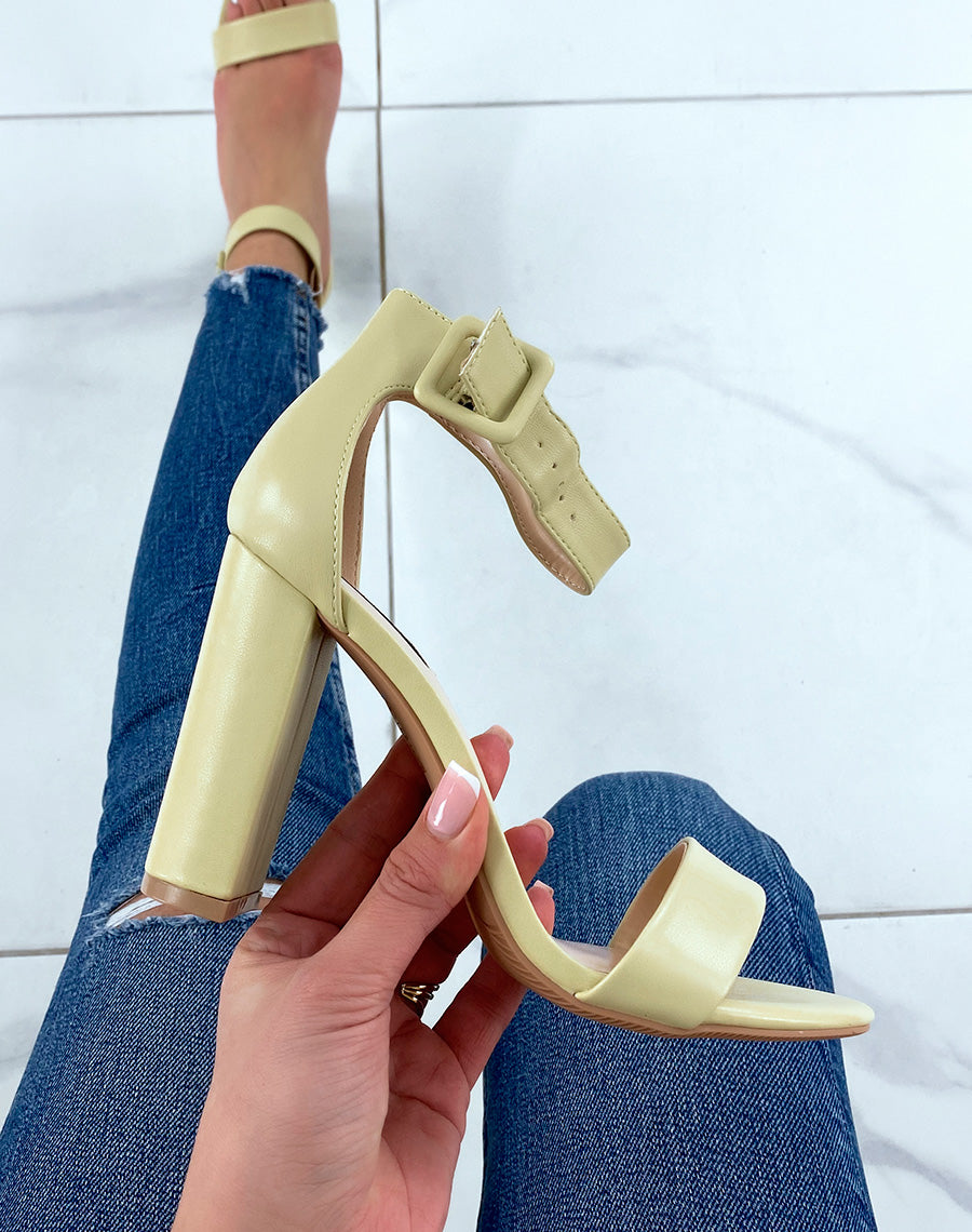 Sandales à talon vert pastel à boucle carré