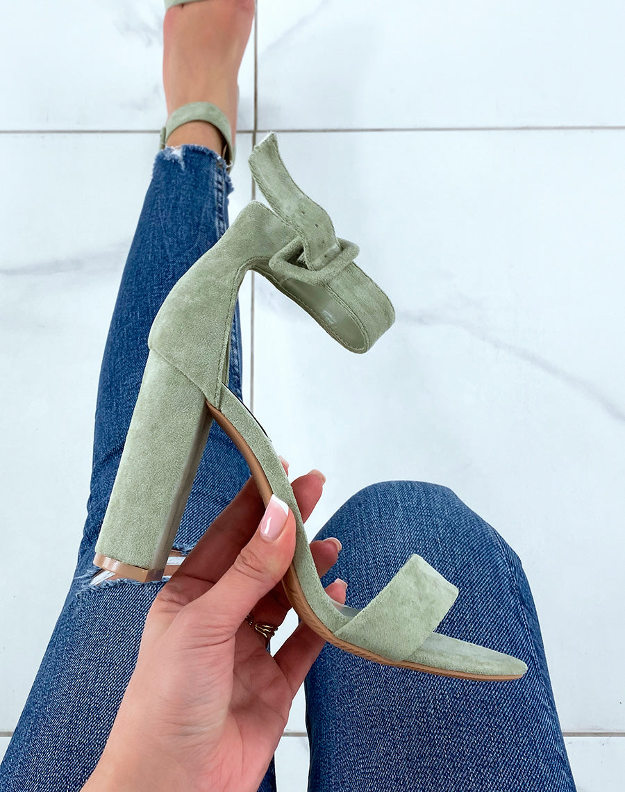 Sandales à talon vert pastel à boucle carré