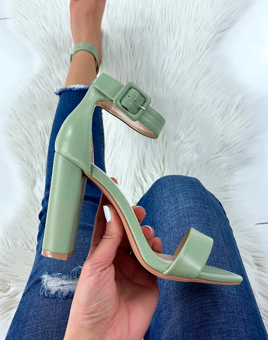 Sandales à talon vert pastel à boucle carrée