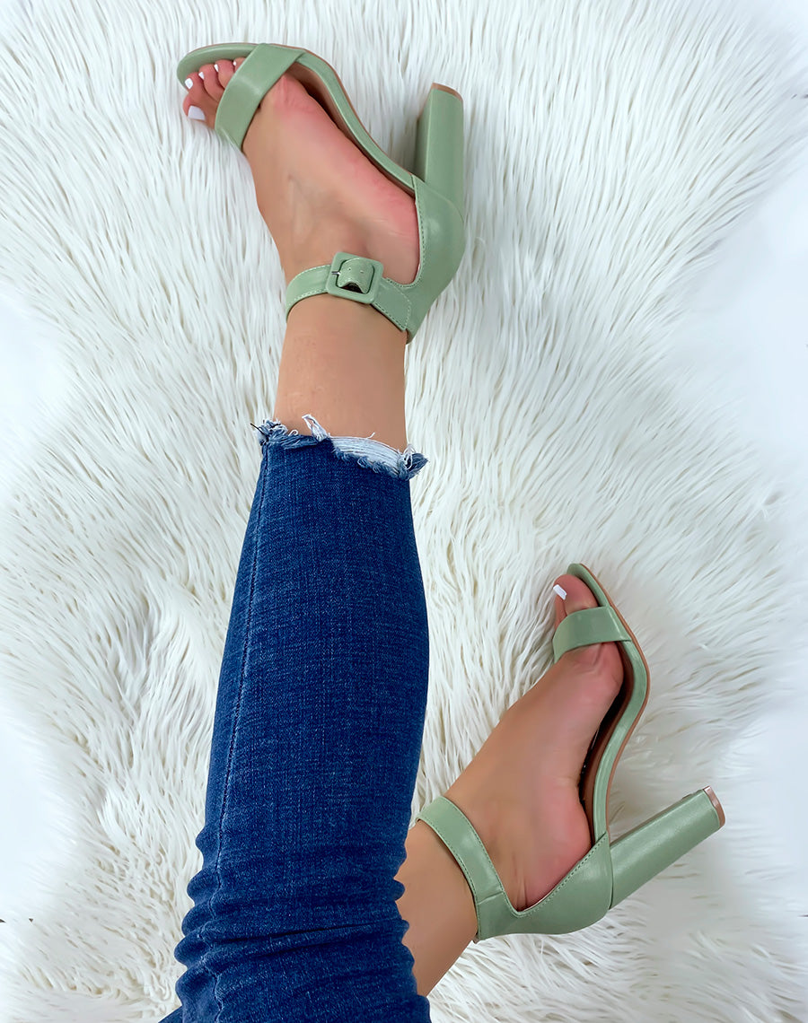 Sandales à talon vert pastel à boucle carrée