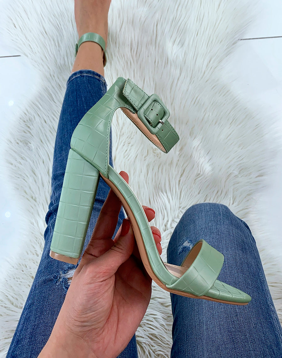 Sandales à talon vert pastel effet croco à boucle carrée