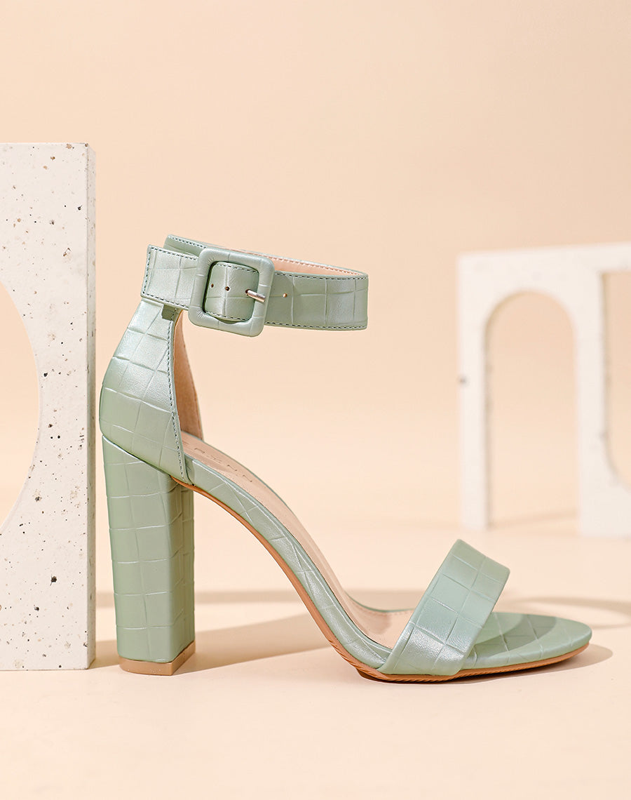 Sandales à talon vert pastel effet croco à boucle carrée