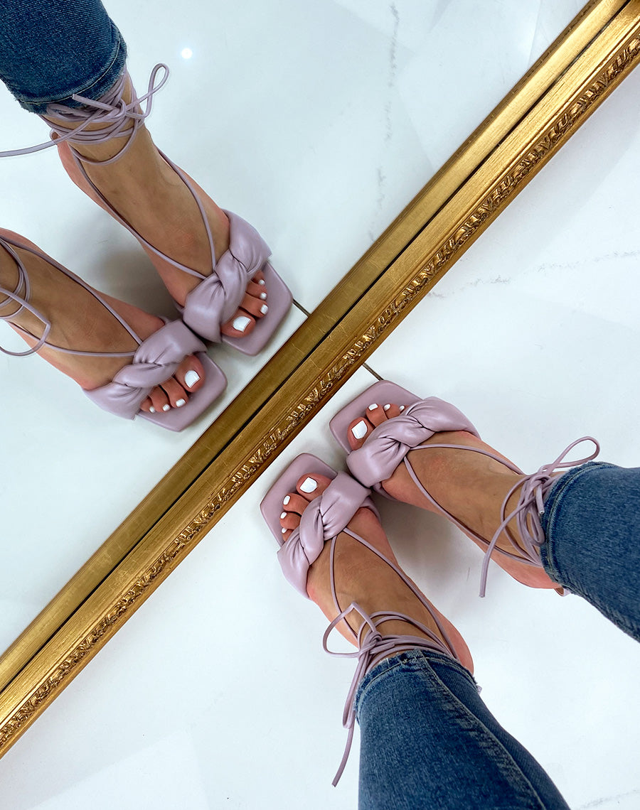 Sandales à talon violet pastel à lacet montant et bride torsadée