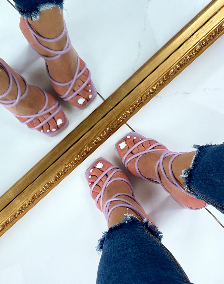 Sandales à talon violet pastel à multiple brides