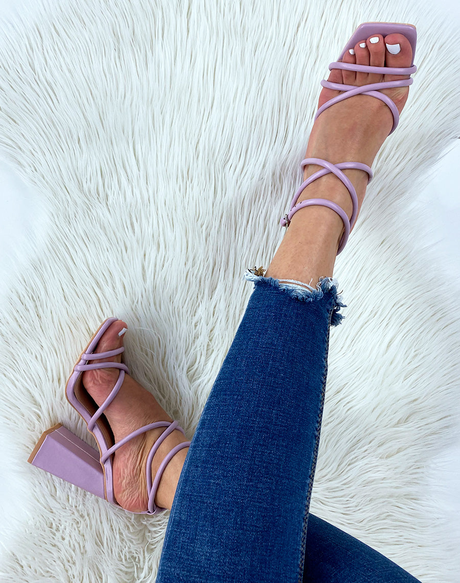 Sandales à talon violet pastel à multiple brides