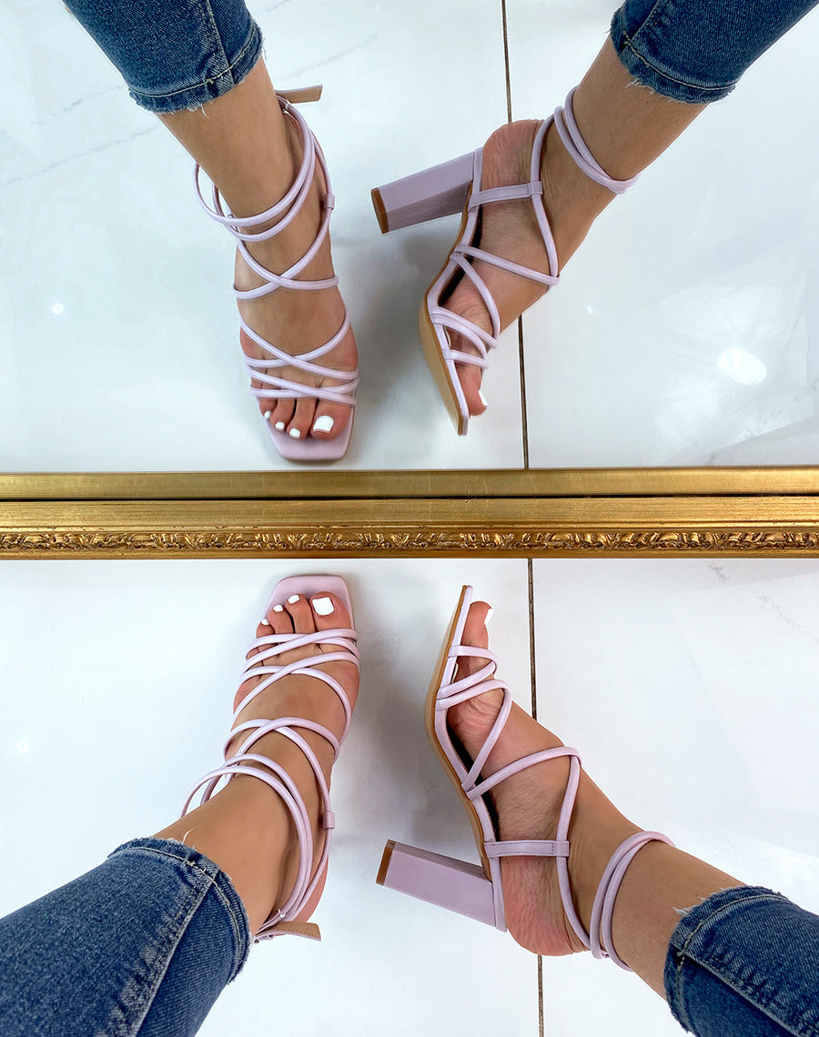 Sandales à talon violet pastel à multiples lanières