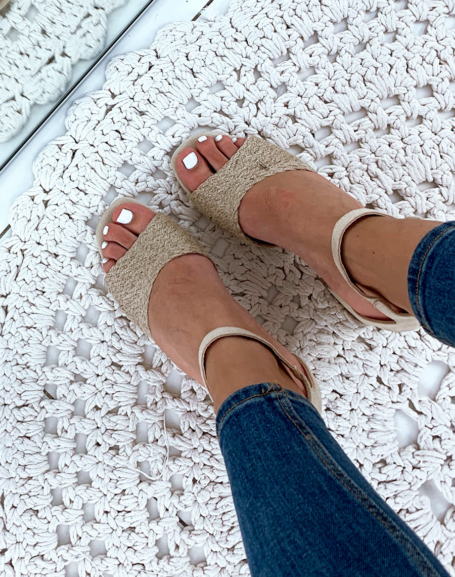 Sandales à talons beige avec bride en raphia