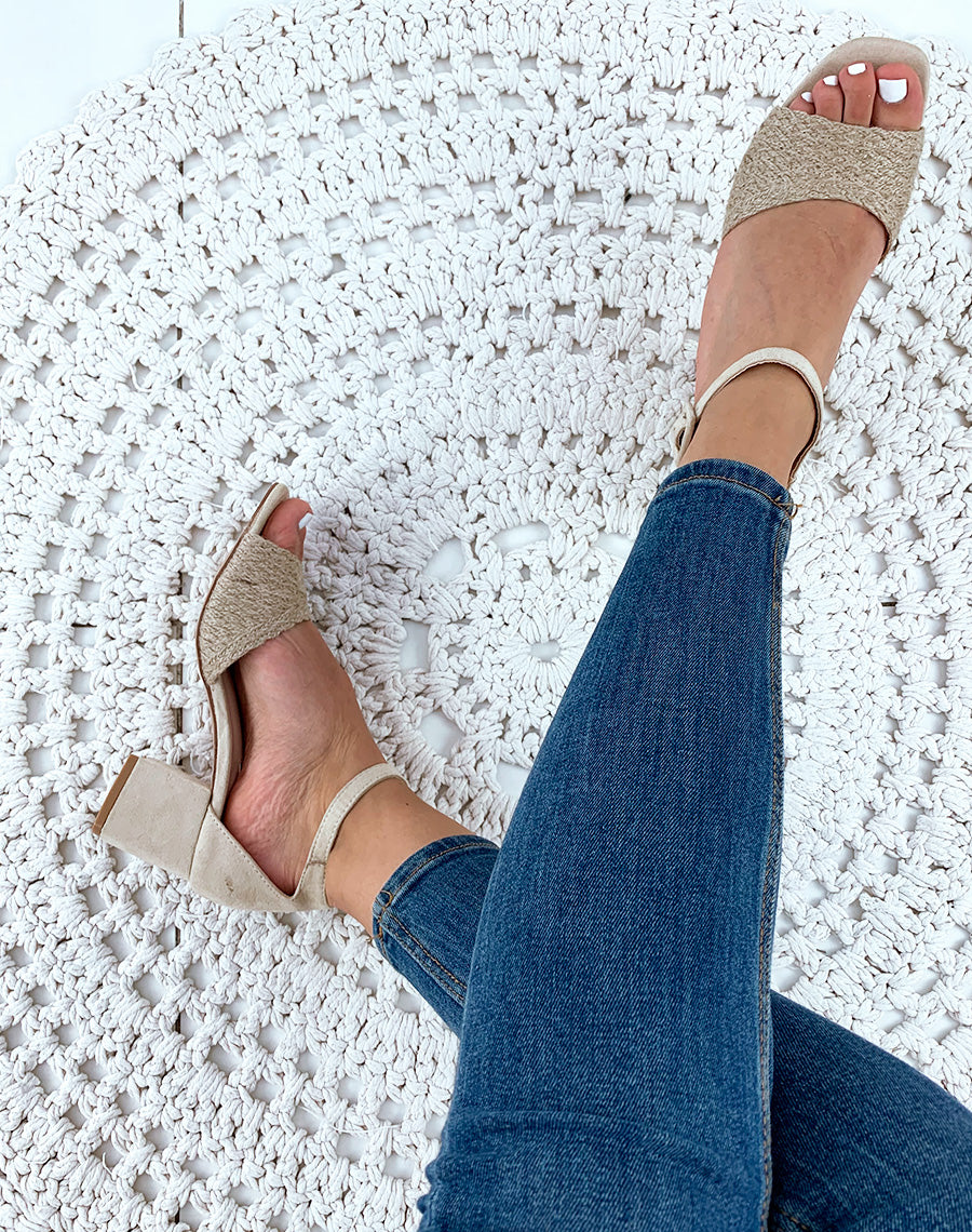 Sandales à talons beige avec bride en raphia