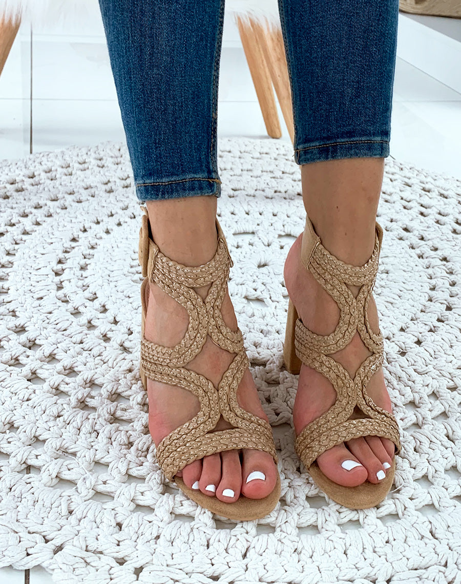 Sandales à talons beige raphia