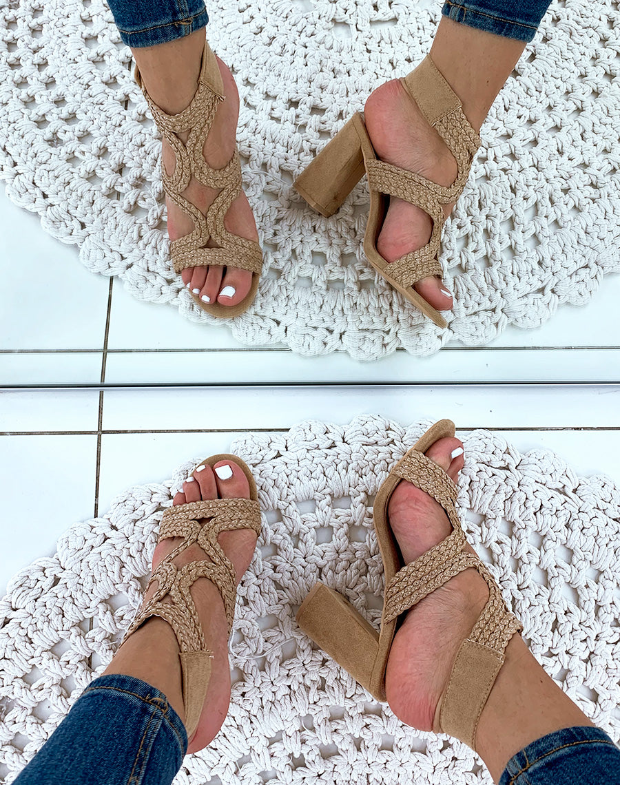 Sandales à talons beige raphia