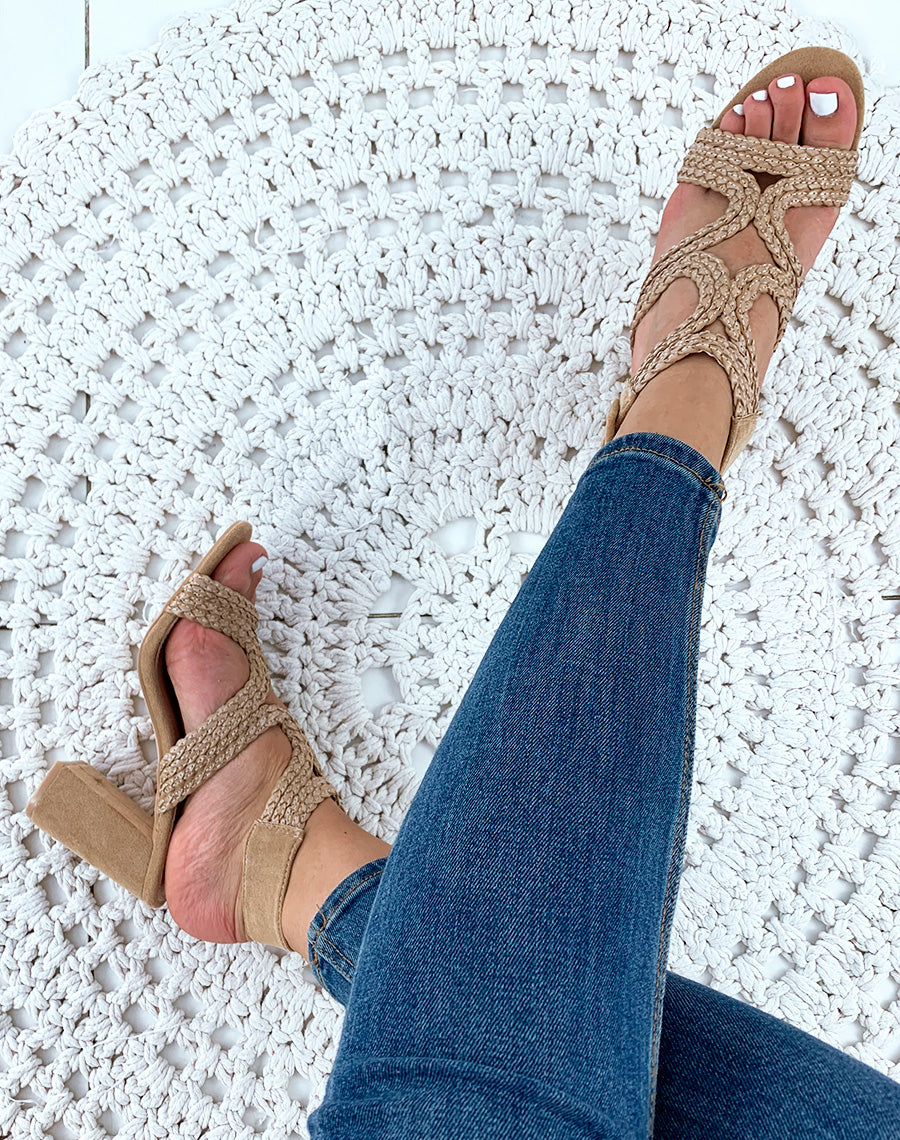 Sandales à talons beige raphia