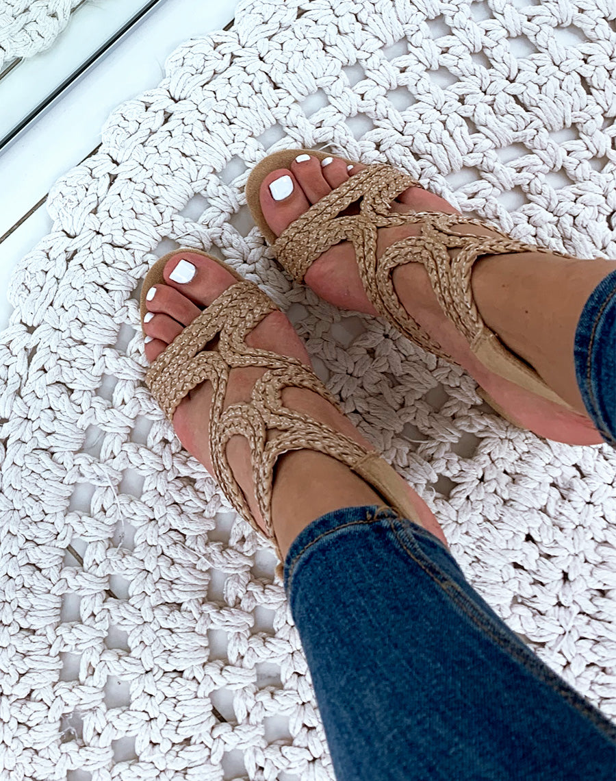 Sandales à talons beige raphia