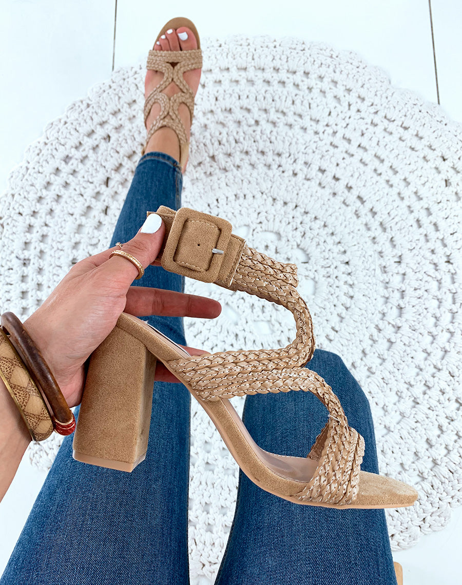 Sandales à talons beige raphia