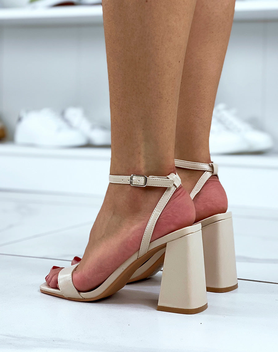 Sandales à talons beiges avec talons épais et bride ajustable
