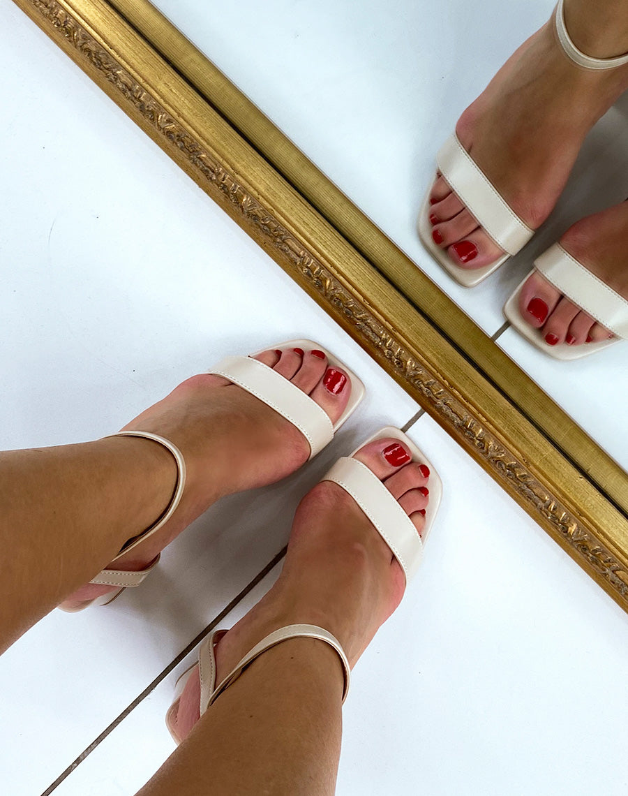 Sandales à talons beiges avec talons épais et bride ajustable