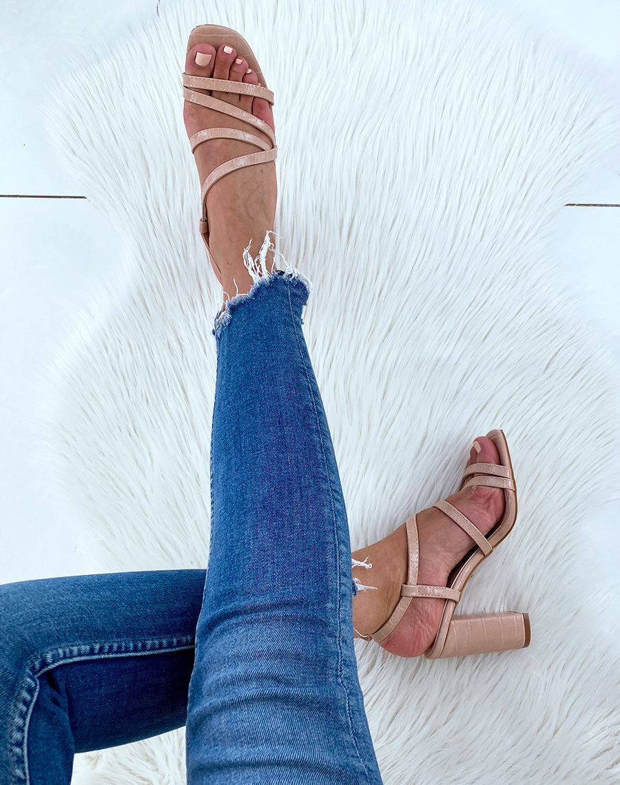 Sandales à talons beiges en effet croco