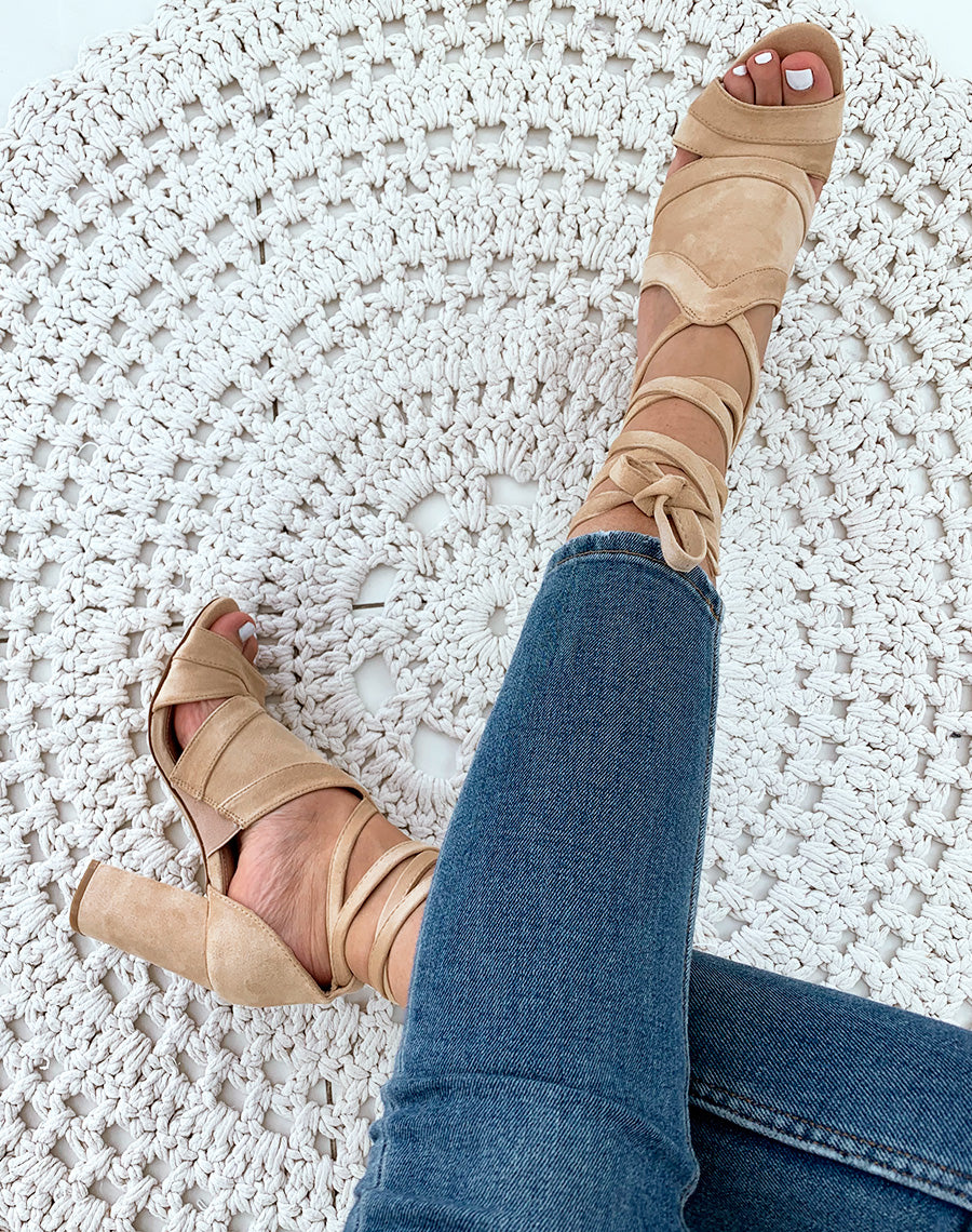 Sandales à talons beiges en suédine à lacets