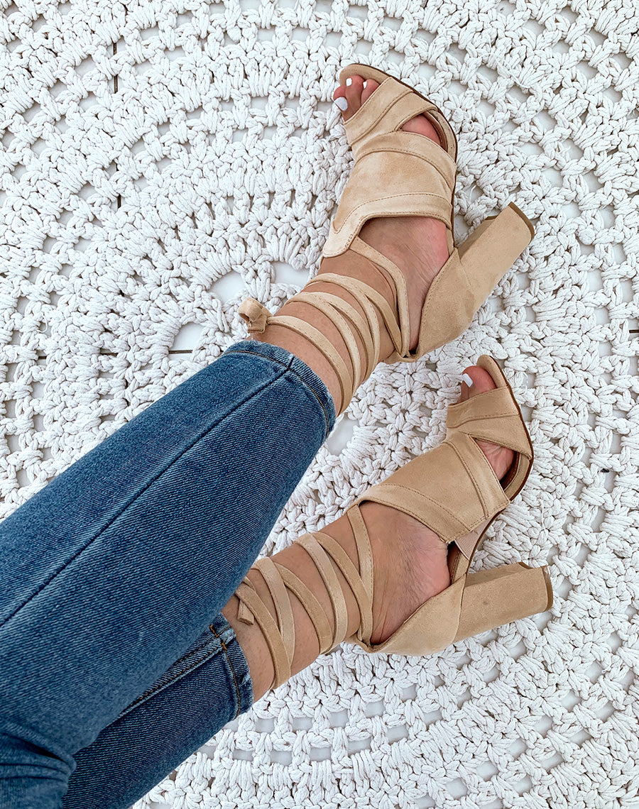 Sandales à talons beiges en suédine à lacets