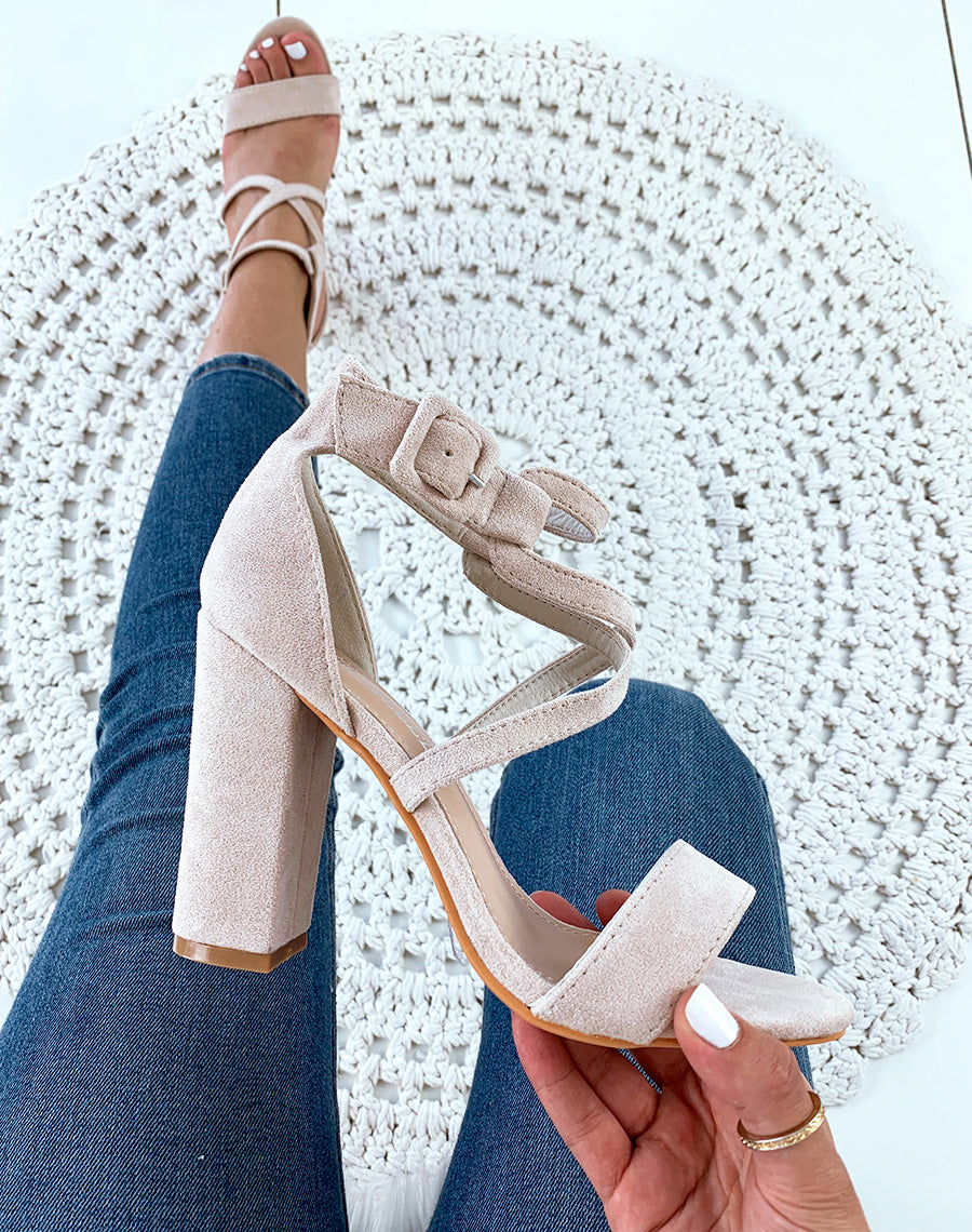 Sandales à talons beiges en suédine à lacets entrecroisés
