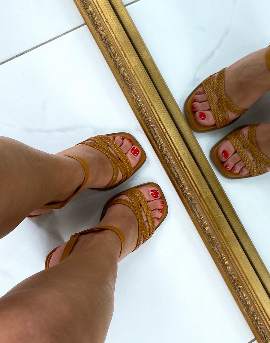 Sandales à talons camel à brides tressées entrecroisées