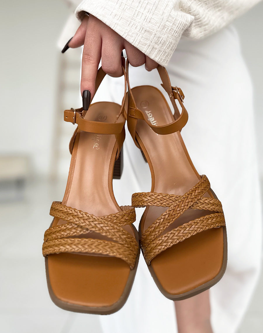 Sandales à talons camel à brides tressées entrecroisées