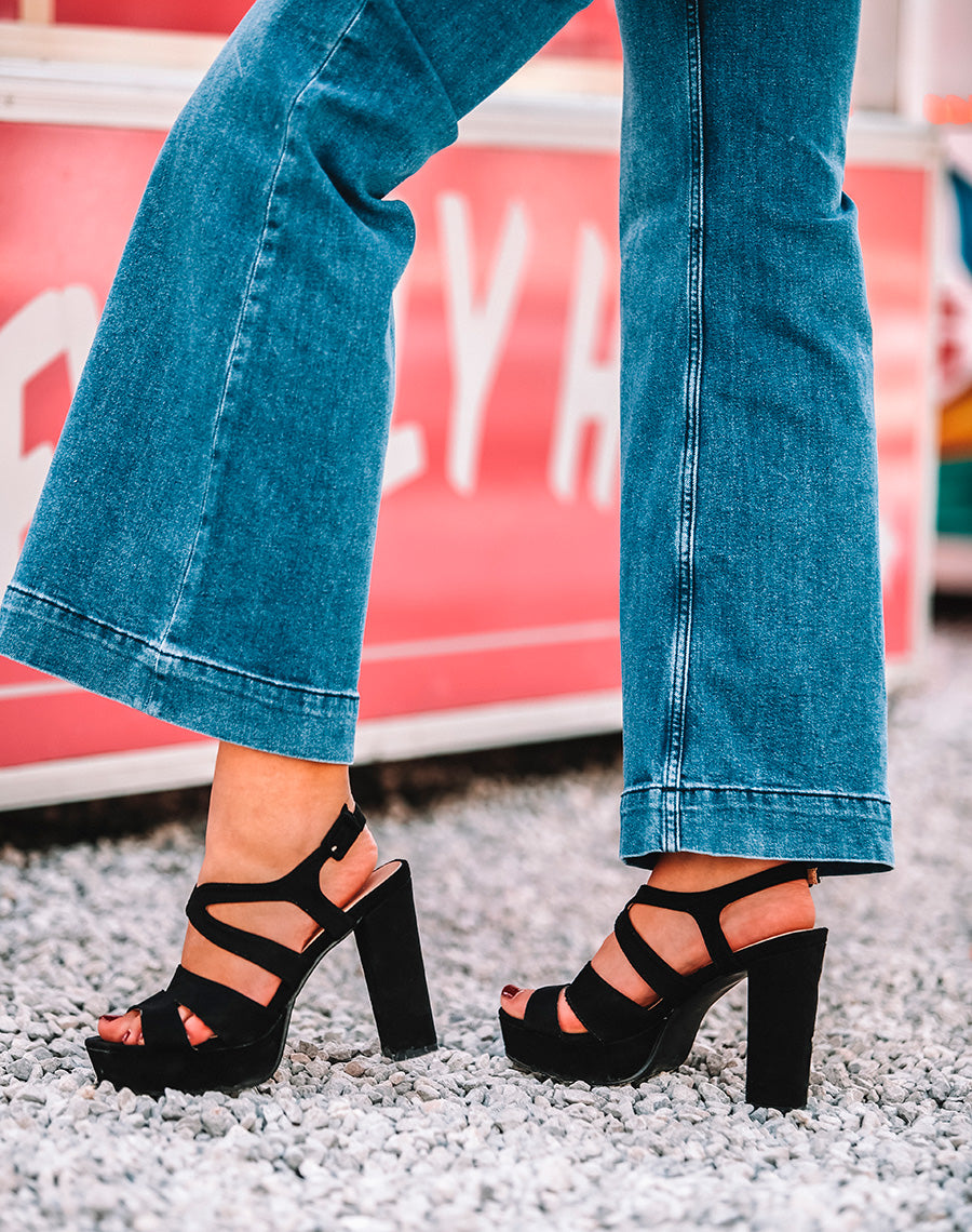 Sandales à talons carrés et larges plateformes en suédine noires