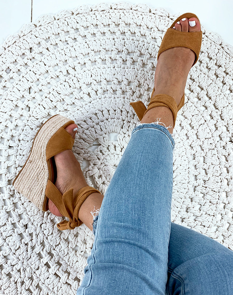 Sandales à talons compensés à lacets en suédine camel