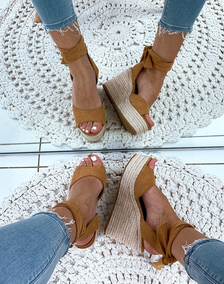 Sandales à talons compensés à lacets en suédine camel