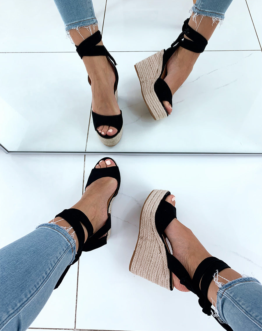 Sandales à talons compensés à lacets en suédine noire