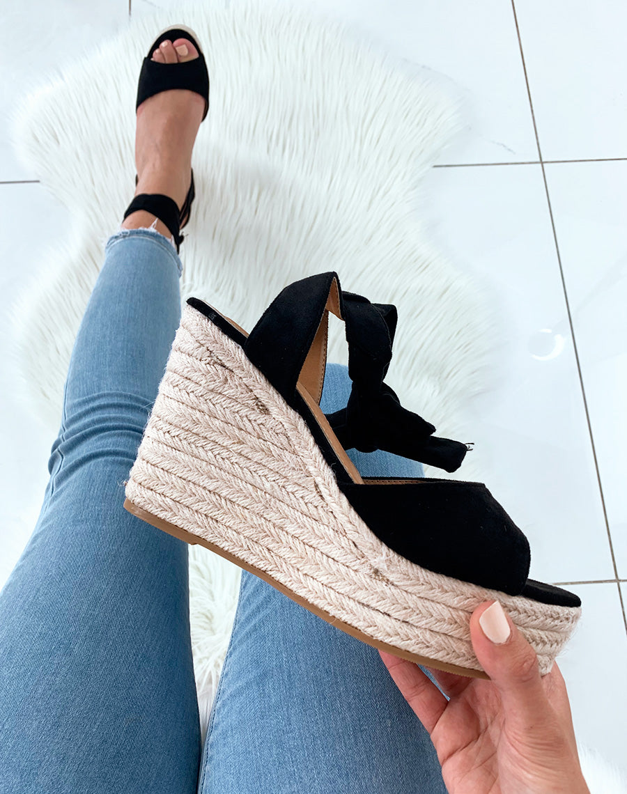 Sandales à talons compensés à lacets en suédine noire