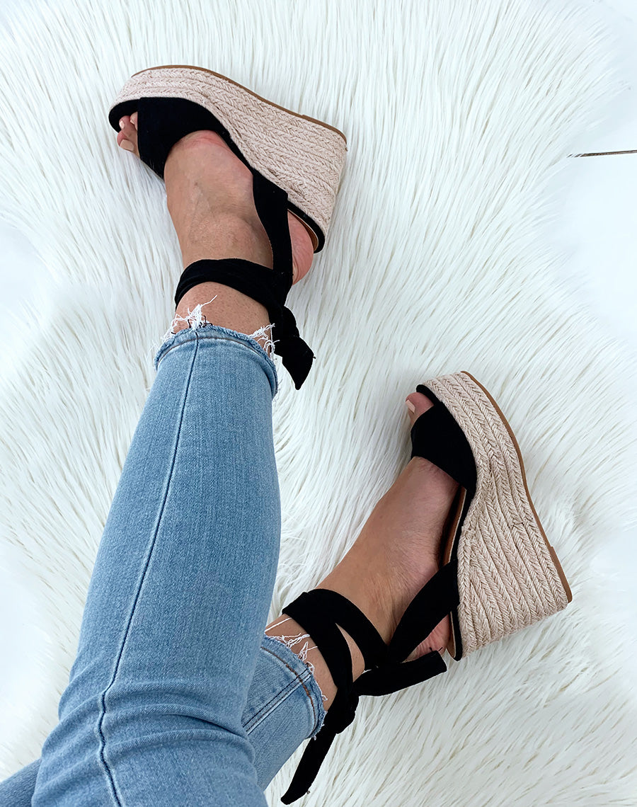 Sandales à talons compensés à lacets en suédine noire