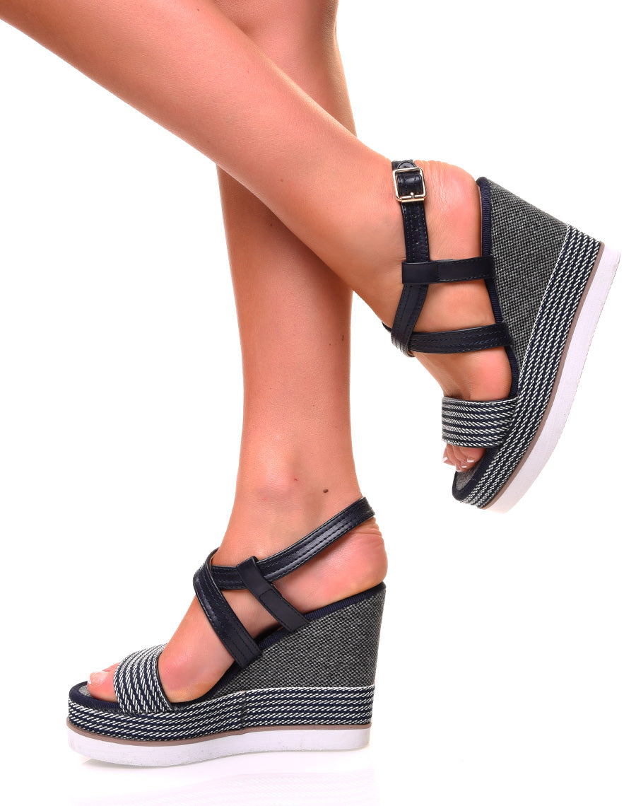 Sandales à talons compensés tressés et à multiples lanières