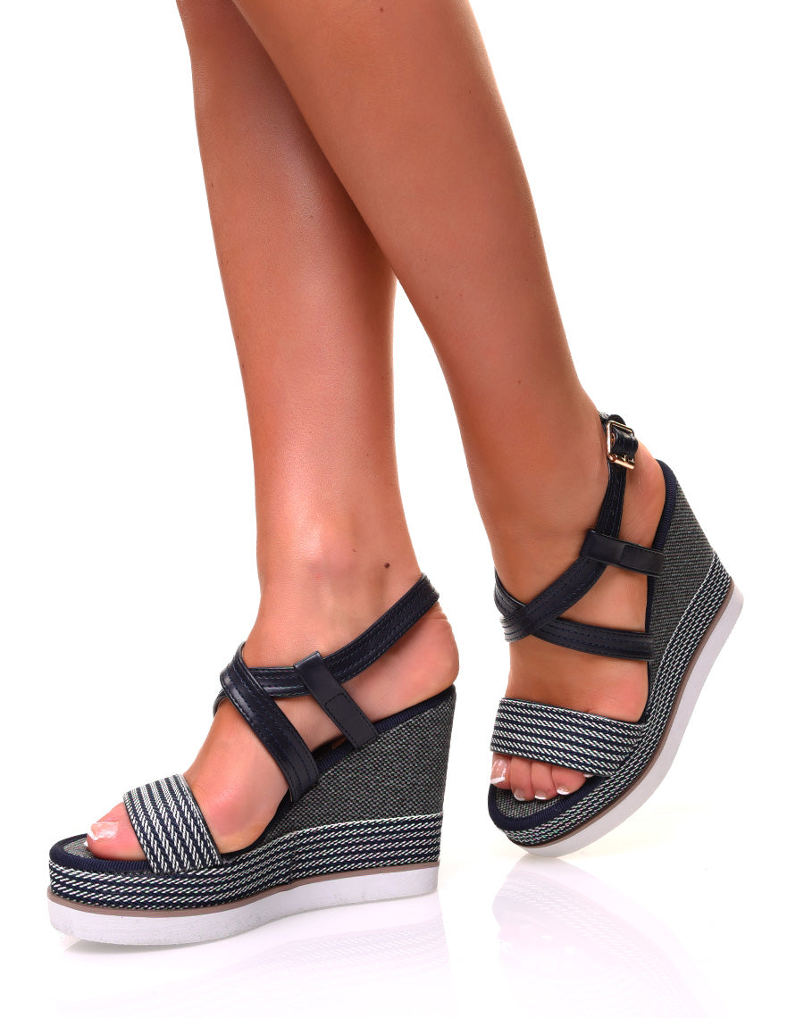 Sandales à talons compensés tressés et à multiples lanières