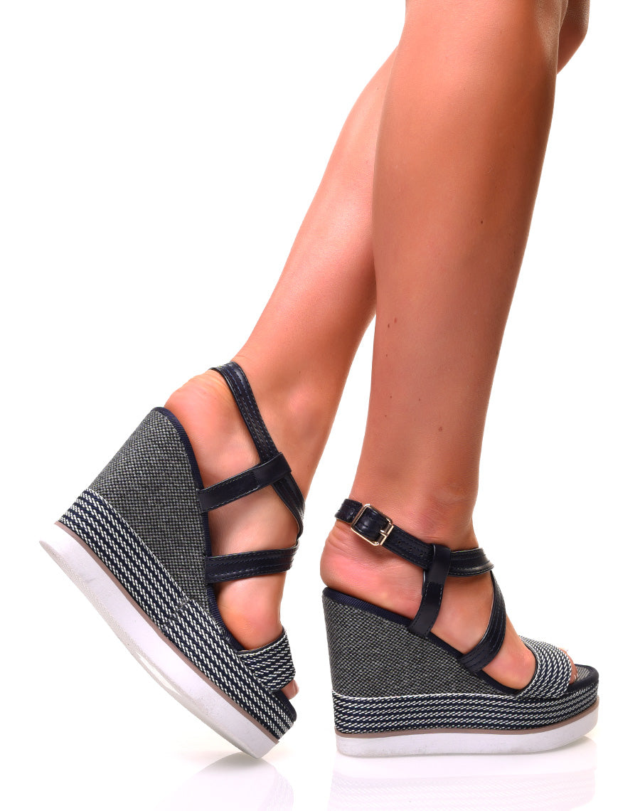 Sandales à talons compensés tressés et à multiples lanières