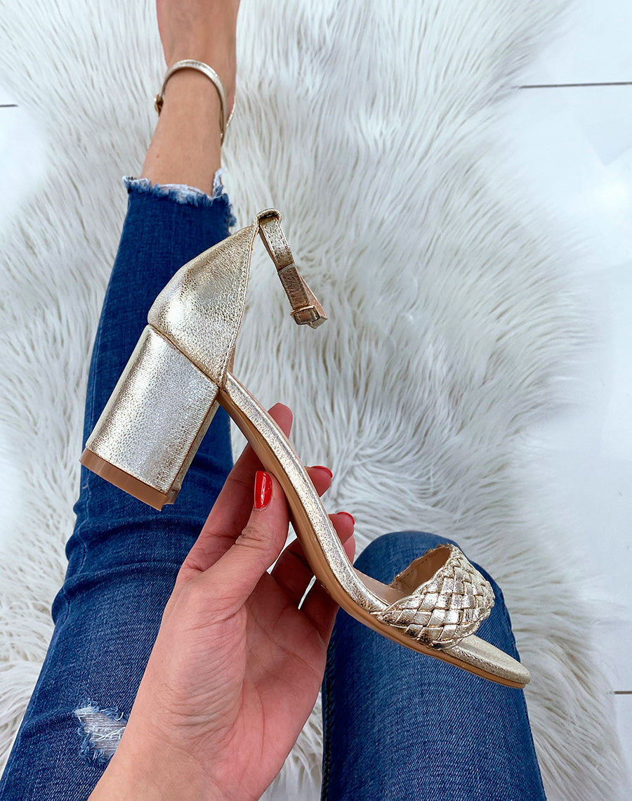 Sandales à talons dorées à bride tressée