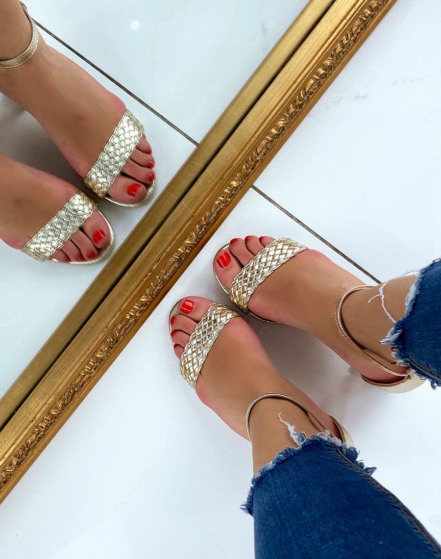 Sandales à talons dorées à bride tressée