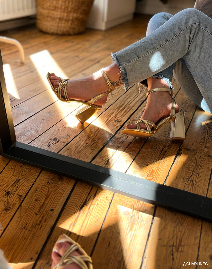 Sandales à talons dorées à multiples brides entrecroisées