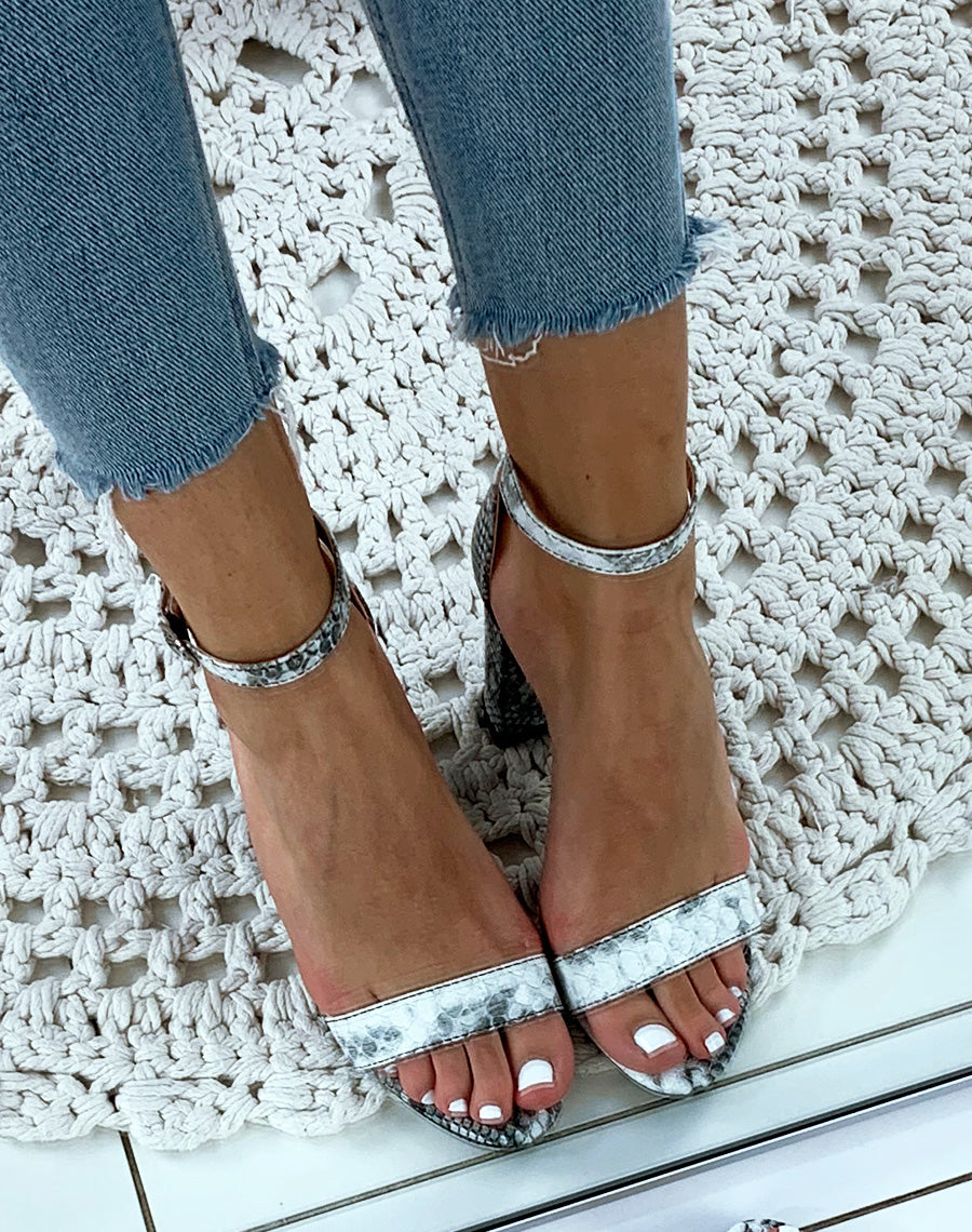 Sandales à talons effet python noires et blanches