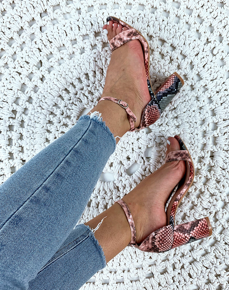 Sandales à talons effet python roses et noires