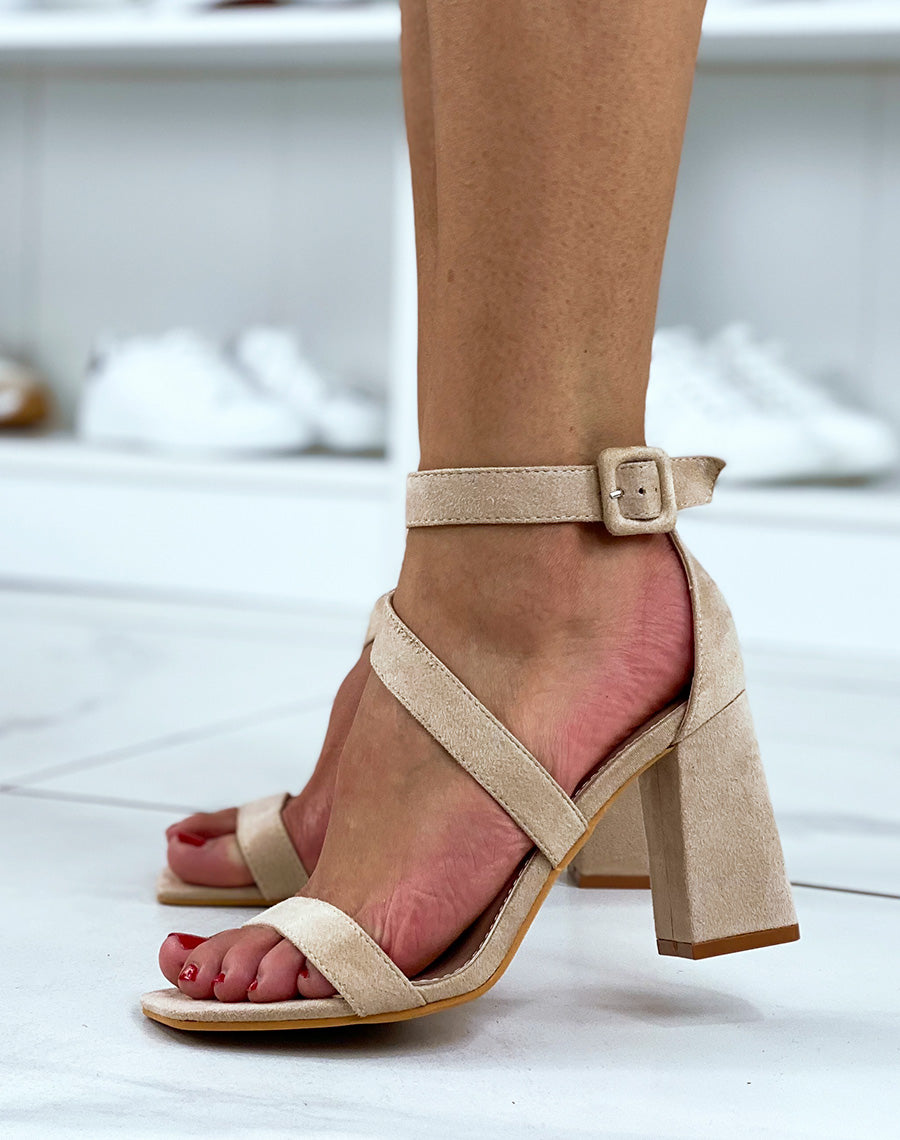 Sandales à talons en suédine beige et bout carré