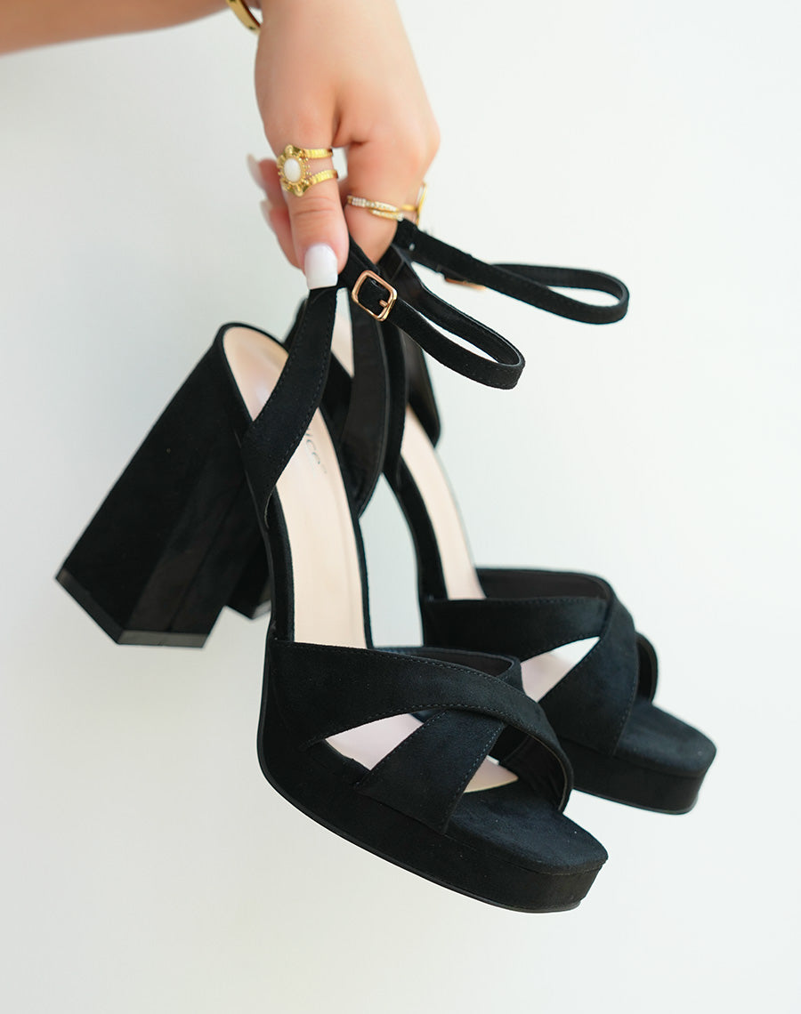 Sandales à talons en suédine noire à brides croisées